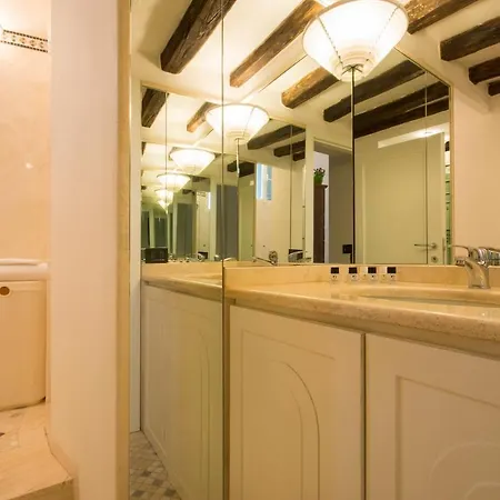 Astonish Cathedral View דירה